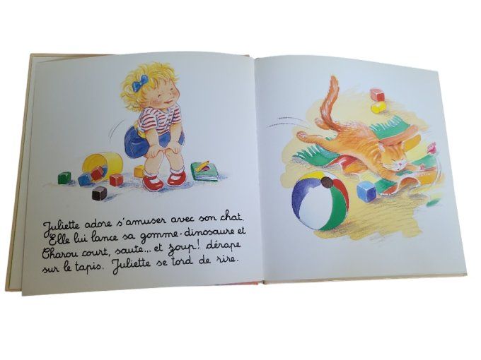 Juliette joue avec son petit chat - dès 2 ans