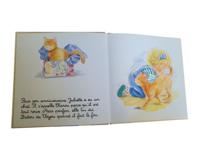Juliette joue avec son petit chat - dès 2 ans